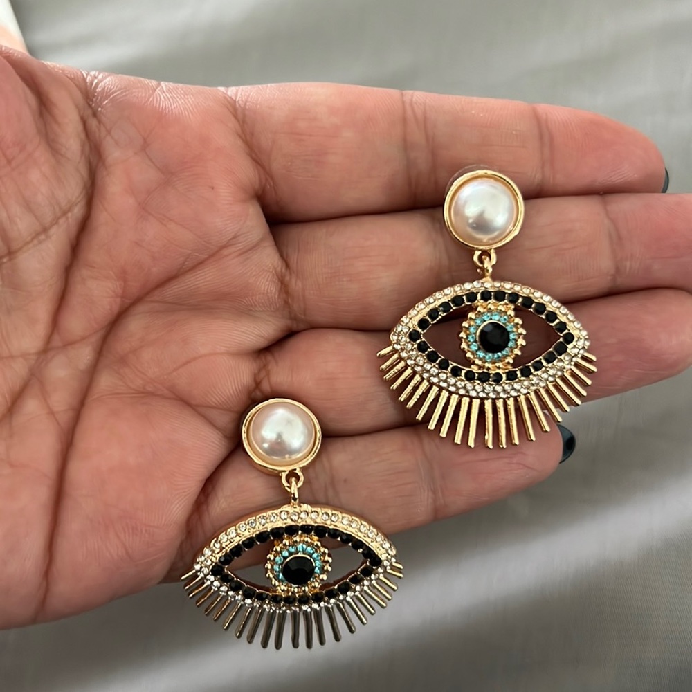 NWOT Evil eye earrings